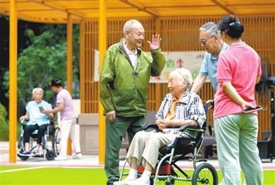 老人们在芳华里家庭养老社区乐享晚年。