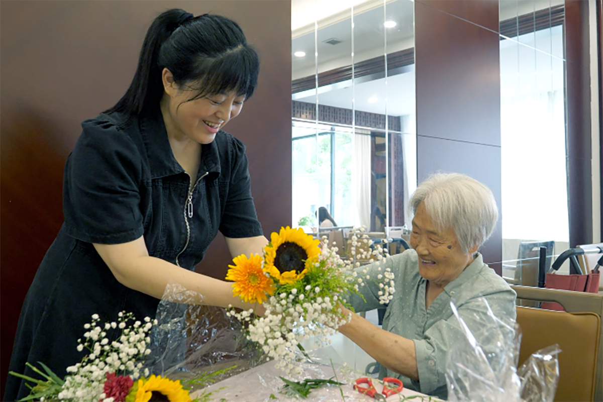 光明街道区域养老服务中心邀请社区老年人参加插花活动。